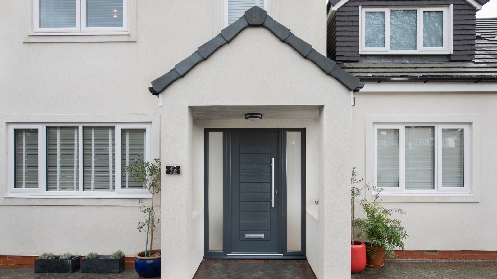 Shot of home with Solidor Palmero in Anthracite Grey